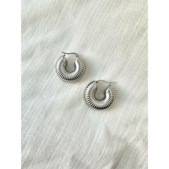 Ribbed silver modern sleek hoops - Picture 2 of 3